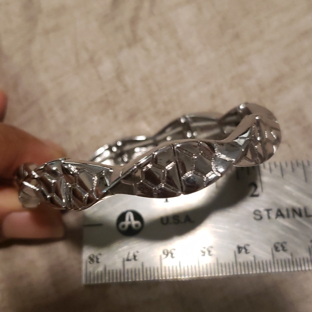 NWT...Lia Sophia stretchy bracelet